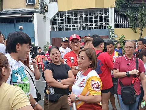 PASIG mayoral candidate Ate Sarah Discaya engages with her team ahead of a caucus event in Barangay Kapitolyo on Sunday evening.
