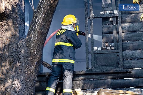 Laoag firefighters contained a fire that injured two elderly women in Barangay 6, Laoag City.