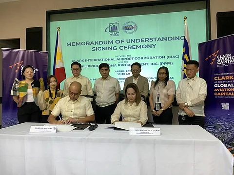 Clark International Airport Corporation (CIAC) President and CEO Jojit Alcazar and Philippine Pharma Procurement Inc. (PPPI) President and CEO Maria Blanca Kim Lokin signed a Memorandum of Understanding (MOU) today, April 7, 2025, to jointly establish a pharmaceutical logistics and distribution center within the Clark Aviation Capital (CAC) in the Clark Freeport Zone.
Witnessing the signing at the PPPI Headquarters in Makati City were CIAC directors Atty. Glenn Albano and Victor Manuel Jr., Senior Executive Assistant Atty. Marie Elizabeth Lotilla, and Chief Strategic Urban Planner Melissa Feliciano; and, PPPI Vice-President for Administration Josefina Leona Riel, Vice-President for Legal Affairs Atty. Mamarico Sansarona Jr. and Special Assistant to the PPPI President Atty. Francis Fernando with along with PPPI representatives and personnel from CIAC’s New Business Ventures Unit.