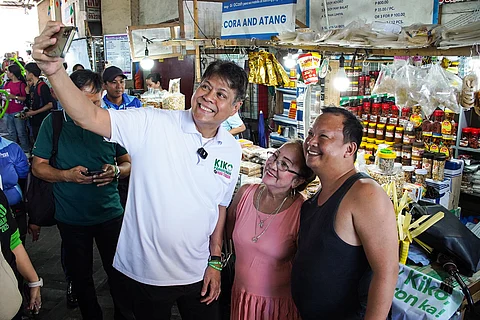 Pangilinan visits the Antipolo Pasalubong Center and greeting vendors and customers.