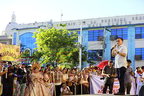 Go declared adopted son of Capiz, receives local leaders' support