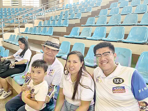 Kuya Choi, first nominee of Kaunlad Pinoy (#133), listens to the concerns of budding entrepreneurs. He has committed, through his non-profit organization, to advocate for laws and protections in Congress that will help entrepreneurs start and grow their businesses.