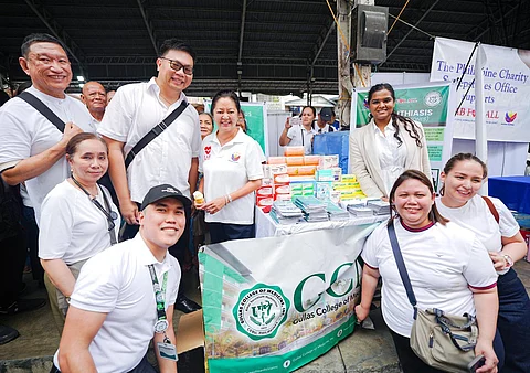 FIRST Lady Liza Araneta-Marcos is surrounded by supporters during the rollout of the ‘Lab for All’ medical outreach program in Teresa, Rizal on Monday.