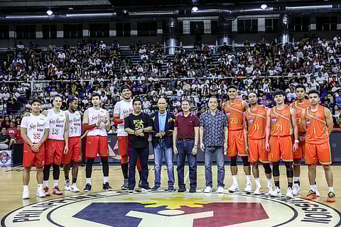 PBA commissioner Willie Marcial (sixth from left) and PBA vice chairman Alfrancis Chua (sixth from right) roll out the red carpet for Jaime ‘Jimmy’ Noblezada and Elmer ‘Boy’ Cabahug during the Philippine Cup game between Meralco and San Miguel Beer late Wednesday at the Rizal Memorial Coliseum.