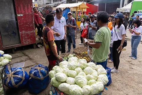 Pangilinan visits Mantalongon bagsakan in Dalaguete, Cebu