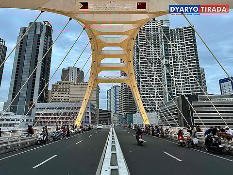 Isang pambihirang tulay na naging stopping ground para sa mga sightseers