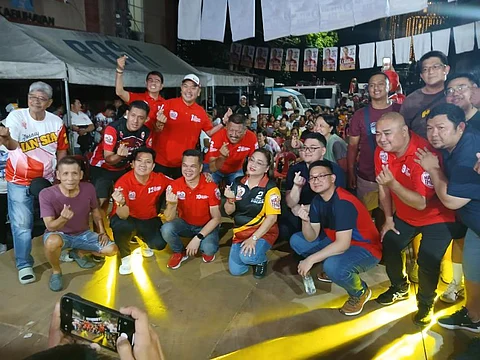 PASIG City mayoral bet Ate Sarah Discaya is joined by her two sons during a public caucus in Barangay Kapasigan on Saturday.
