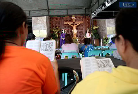 Devotees take part in a “pabasa” at the Diocesan Shrine and Parish of Sto. Niño in Bago Bantay, Quezon City, on Holy Monday, 14 April 2025, as part of Holy Week observances. Pabasa is a Filipino Catholic tradition in which participants chant verses from the Pasyong Mahal, a narrative recounting the life, passion, death, and resurrection of Jesus Christ.