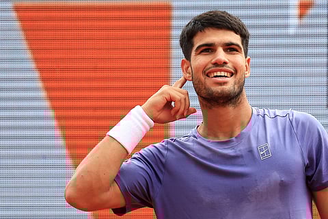 Carlos Alcaraz rallies from a set down to pull off a 6-2, 7-6 (8/6) win over Ethan Quinn to advance to the Round of 16 of the Barcelona Open.