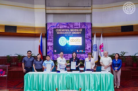 Aboitiz Foundation president Ginggay Hontiveros-Malvar and TESDA director general Jose Francisco ‘Kiko’ Benitez seals the agreement on the Virtual Assistant Training Program with a handshake.