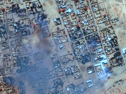 A satellite photo provided by Maxar Technologies shows smoke billowing and buildings burned in Zamzam camp near the besieged city of El-Fasher in Sudan's Darfur © - / Satellite image
