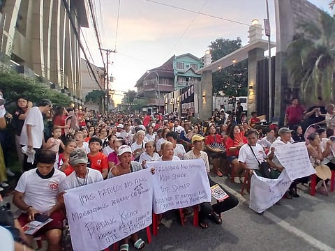 WITH hearts full of hope, senior citizens raise their placards high in support of Pasig mayoral candidate Ate Sarah Discaya during a spirited public caucus in Barangay Bambang — proving that age is no barrier when it comes to standing up for the future they believe in.