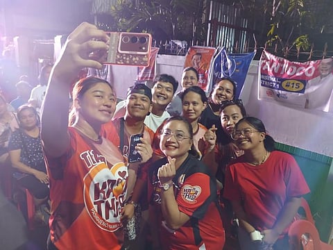Cheers erupt as supporters of Pasig mayoral bet Ate Sarah Discaya rushed in for a group photo with the woman they hailed as their ‘next mayor’ during a spirited community caucus in Barangay Bagong Katipunan on Tuesday night.