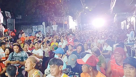 PASIG mayoral aspirant Sarah Discaya, wearing a red and black shirt with the number 2, addresses a large crowd during a public caucus in Barangay Caniogan on Wednesday evening to discuss her plans for the city.