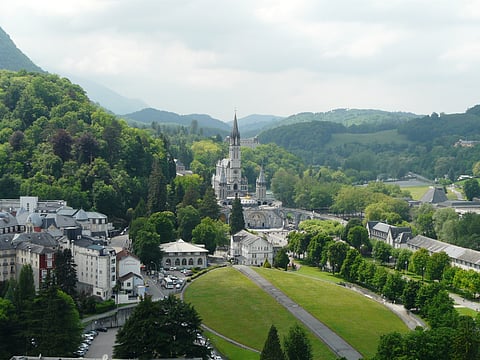 La basilique de l'Immaculée-Conception et la basilique Notre-Dame du Rosaire, Lourdes, Hautes-Pyrénées, France.