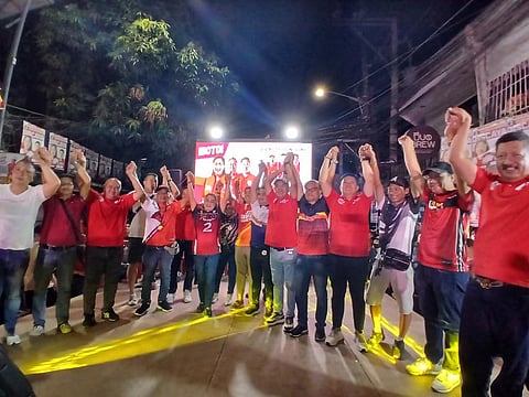 PASIG mayoral candidate Ate Sarah Discaya (center), alongside barangay officials, raise their hands in unity during a public caucus in Barangay Kalawaan’s resettlement area. With 47,000 registered voters, Barangay Kalawaan is one of Pasig’s largest and a stronghold of Team Kaya This, with Jess Gaviola, councilor candidate for District 1, currently serving as barangay chairman.