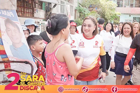 Pasig mayoralty candidate Sarah Discaya is welcomed by resident of Barangay Santolan during their house-to-house visits. Despite the hot weather, residents greeted the team with smiles and hospitality, allowing meaningful connections to be made.