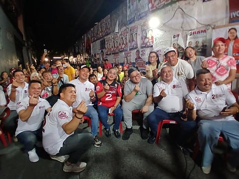 PASIG mayoral aspirant Sarah Discaya (center) is seen sharing a candid moment with her son, Gerrard, at a packed community caucus in Barangay Caniogan on Friday evening.