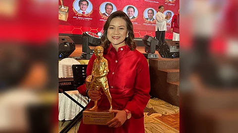 PLDT-SMART Foundation president Ma. Esther Santos with the 2025 Daluyang Buhay Leadership Award.