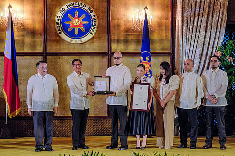 Ian de Leon, along with his siblings Matet and Lotlot, receive the Presidential Medal of Merit awarded to National Artist for Film and Broadcast Arts Nora Aunor from President Ferdinand Marcos Jr. in a ceremony at Heroes Hall, Malacañang Palace, Manila, on 4 May 2025.