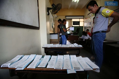 LOOK: In preparation for the 12 May midterm elections, electoral board members and technical staff from the Department of Education Supervising Officials (DESO) conducted the final testing and sealing of vote counting machines and other election materials at a school in San Andres Bukid, Manila, on Monday, 5 May 2025. The process was closely observed by poll watchers to uphold transparency and ensure the integrity of the upcoming polls.