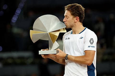 CASPER Ruud lifts the trophy after beating Jack Draper to win the men’s singles event of the Madrid Open on Sunday.