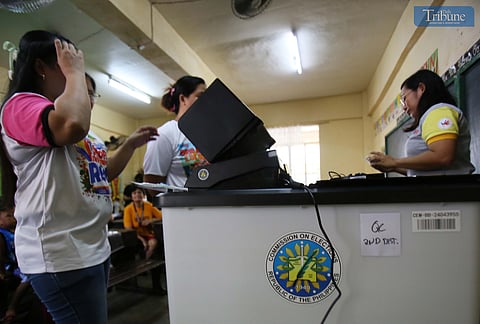 LOOK: In preparation for the 12 May midterm elections, electoral board members and technical staff from the Department of Education Supervising Officials (DESO) conducted the final testing and sealing of vote counting machines and other election materials at a school in San Andres Bukid, Manila, on Monday, 5 May 2025. The process was closely observed by poll watchers to uphold transparency and ensure the integrity of the upcoming polls.
