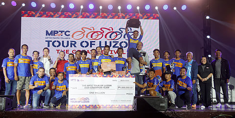 ASI Taulava shares a victorious moment with members of MPT DriveHub along with executive director Arrey Perez, chief organizer Patrick ‘Pató’ Gregorio, cycling legends Paquito Rivas, Carlo Guieb and Renato Dolosa and Cignal TV brass Sienna Olaso during the closing ceremony of the Tour of Luzon last 1 May in Baguio City.