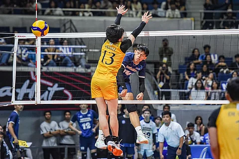 Leo Ordiales of NU attacks the defense of Josh Ybañez of UST during their UAAP Season 87 Final Four encounter yesterday at the Smart Araneta Coliseum. The Bulldogs prevailed, 25-23, 25-23, 25-23.