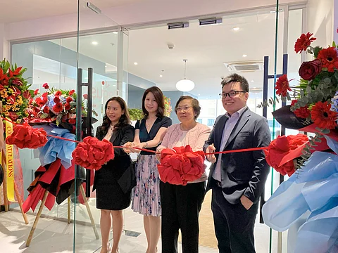The blessing and launch of Regus Victoria de Makati led by ING country manager Rowena Natividad (far left) and Ace Grand Seaview Development Corp.’s Alfonso Siy Jr.