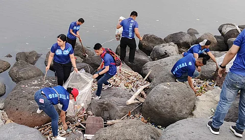SM volunteers removing shoreline debris during the April coastal cleanup at SM By the Bay.