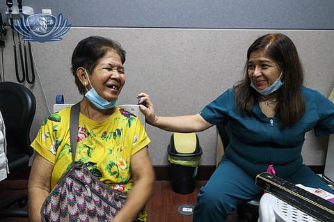 VIRGINIA de Guzman (left) with Tzu Chi Eye Center volunteer doctor Catherine Qui-Macaraig.