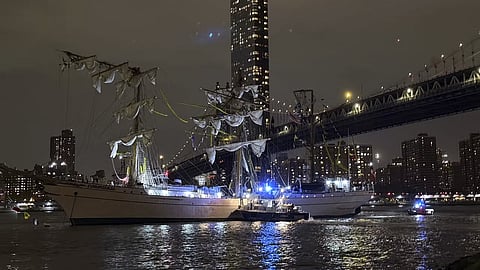 Mexican Navy ship strikes Brooklyn Bridge