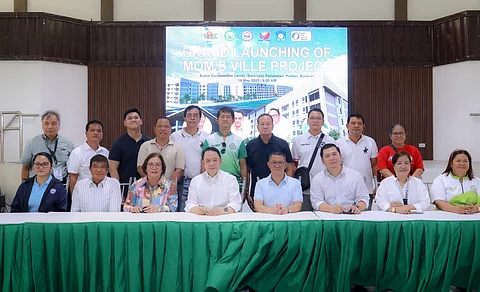 SHFC president and CEO Federico Laxa (center) and Pulilan Mayor Maria Rosario Ochoa-Montejo (third from left) lead the grand launching of the Mom’s Ville Project held at the Bukid Government Center, Barangay Peñabatan, Pulilan, Bulacan.