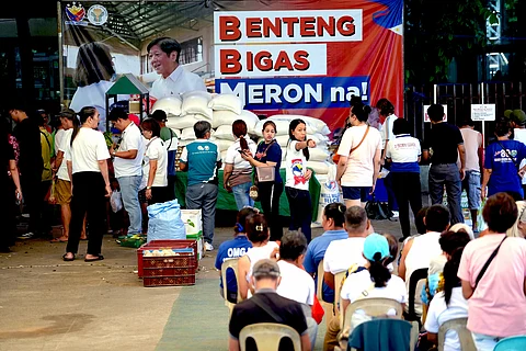 Blockbuster feature Quezon City residents flock to the Kadiwa ng Pangulo store at the Bureau of Animal and Industry in Visayas Avenue, Diliman, Quezon City, to buy rice at P20 per kilo yesterday. The ‘Benteng Bigas Meron (BBM) Na’ program is being rolled out in 34 Kadiwa centers and stalls in Metro Manila and select provinces in Luzon and the Visayas.