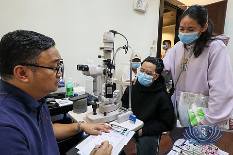 VOLUNTEER retina specialist Dr. Carlo Nasol (left) attends to Kamiel Tarranco (center) during a consultation and checkup at the Tzu Chi Eye Center.