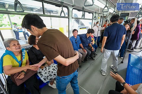 President Ferdinand R. Marcos Jr., together with the First Family, led the official launch of the Family Fare 1+3 Promo for the Metro Rail Transit Line 3 (MRT-3) and Light Rail Transit Line 2 (LRT-2) on Sunday, June 1, 2025, at the GMA-Kamuning Station in Quezon City.
Joining the President were Transportation Secretary Vince Dizon, Presidential Communications Office Secretary Jay Ruiz, and other key officials. The President boarded the train at GMA-Kamuning Station and traveled to the North Avenue Station, engaging with commuters along the way. The First Family also interacted warmly with passengers. Photos by Yummie Dingding/ PPA POOL