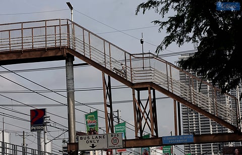 ONLY a handful of pedestrians were seen using the controversial P10-million footbridge in Kamuning, Quezon City, infamously dubbed “Mt. Kamuning” due to its steep height. The structure has drawn heavy criticism for its inaccessible design, prompting President Ferdinand Marcos Jr. to order its demolition during the launch of the Pamilya Pass at MRT-3 over the weekend. A new, safer footbridge is set to begin construction this year to address commuter safety and public accessibility.