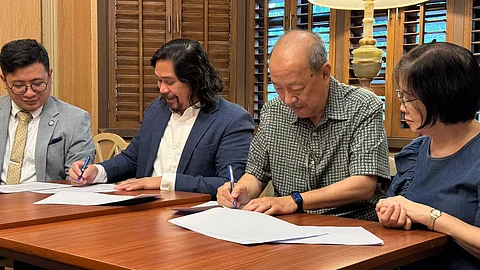 APECO President and Chief Executive Officer Atty. Gil Taway IV (2nd from left) and Atty. Edward Chua Cham (3rd from left) signing the documents for the latter’s donation and sale of its 12-hectare property.