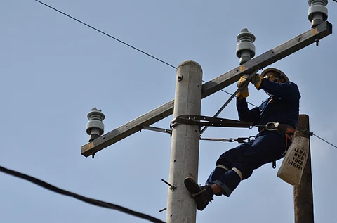 24/7 service. Meralco continues to deliver reliable and stable electricity service. Seen in the photo is a Meralco linecrew conducting maintenance works.