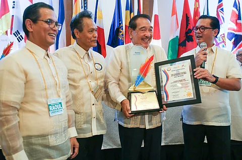 Journalism Hall of Fame On the DAILY TRIBUNE rising to the 2025 Pro Patria Journalism Award Hall of Fame, the media company’s president Willie Fernandez (third from left) reiterated that the honor went ‘beyond awards — it is a call to continue defending the truth at a time when lies spread faster than facts, when propaganda often drowns out principle, and when some seek to rewrite history instead of learning from it.’ Presenting the award on 19 June were (from left) Raoul C. Creencia, president-elect of Rotary Club of Manila; past director Amading Valdez (chairman of the Journalism Awards 2025); and RCM president Jujut Enriquez.