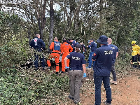 This photo released by the Santa Catarina Fire Department shows rescue teams and experts at the crash site after a hot air balloon carrying 21 people caught fire and plunged, in Praia Grande, State of Santa Catarina, southern Brazil, on June 21, 2025. At least eight people were killed and 13 other were injured after the basket plummeted dozens of meters to the ground in flames in southern Brazil, the governor of Santa Catarina Jorginho Mello reported.
