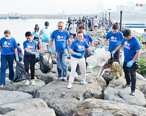 Waves of change Thousands of volunteers gather at SM by the BAY in Manila for SM Cares’ flagship coastal cleanup drive for World Oceans Day 2025, showing a united front in the fight against marine pollution.
