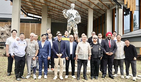 POC president Abraham ‘Bambol’ Tolentino (middle) and ACC president Dato’ Amarjit Singh Gill along with POC board members and NSA officials pose in front of the 12-foot statue of national hero Dr. Jose P. Rizal clad in fencing gear in front of the brand-new Tagaytay City Hall.