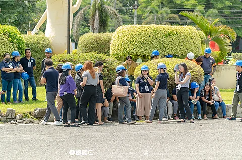 EMPLOYEES of the local government of Panabo City, Davao del Norte evacuated their building after a 6.3-magnitude earthquake struck
Baganga, Davao Oriental on the morning of Tuesday, 24 June. The City Disaster Risk Reduction and Management Office quickly inspected
the building for structural damage or cracks.