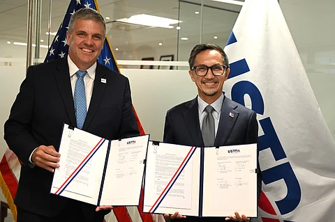 Railway agreement wrap-up US Trade and Development Agency Acting Director Thomas R. Hardy (left) and Department of Transportation Secretary Vince Dizon lead the signing ceremony of the Subic-Clark-Manila-Batangas (SCMB) Railway Agreement in Arlington, Virginia, on 26 June. The US government announced funding for technical assistance for the construction of the SCMB Railway, which is designed to link three major ports in Luzon and decongest traffic at the Port of Manila. (See story on page B15)