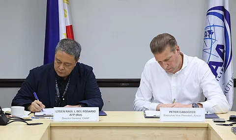 CAAP Director General Lt. Gen. Raul L. Del Rosario (Ret.) and Aireon Executive Vice President Peter Cabooster sign a MOU on 27 June.