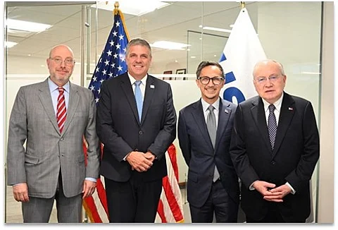 Left: U.S. Trade and Development Agency (USTDA) Acting Director Thomas R. Hardy and the Philippines’ Department of Transportation (DOTr) Secretary Vince Dizon lead the signing ceremony of the Subic-Clark-Manila-Batangas Railway Agreement in Arlingon, Virginia, on June 26.