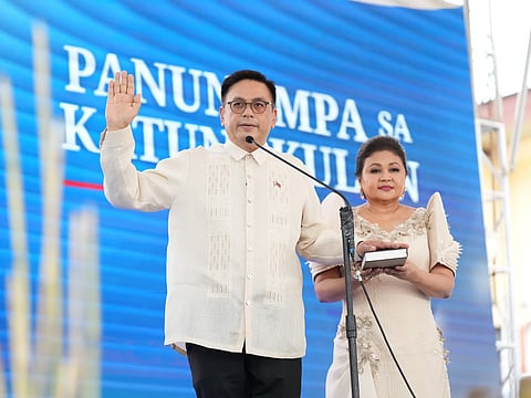 Muntinlupa City Mayor Ruffy Biazon takes his oath of office as he pledged to prioritize health and education in his administration during the convening of city’s 11th City Council.