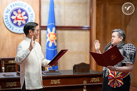 President Ferdinand Marcos Jr. administers the Oath of Office of Foreign Affairs Secretary Ma. Theresa Lazaro. in Malacañang Palace on July 1, 2025.
Lazaro was also awarded with the Order of Sikatuna with the Rank of Datu (Grand Cross), Gold Distinction.